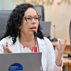 É lei: proposta de Divaneide proíbe imagens discriminatórias ou degradantes de mulheres em banheiros de estabelecimentos comerciais