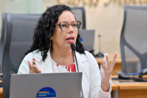 É lei: proposta de Divaneide proíbe imagens discriminatórias ou degradantes de mulheres em banheiros de estabelecimentos comerciais