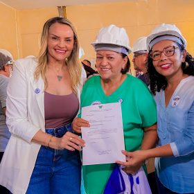 Deputada Divaneide durante obra ao Hospital da Mulher, em Mossoró