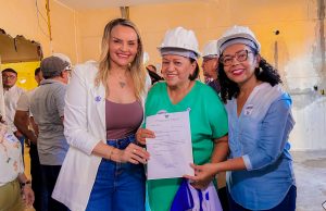 Deputada Divaneide durante obra ao Hospital da Mulher, em Mossoró