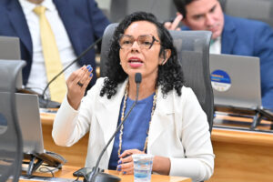 Com articulação da deputada Divaneide Basílio, projeto que suspende promoções de servidores investigados por feminicídio e crimes hediondos avança na ALRN
