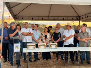 Mineiro e Divaneide entregam obra de pontilhão na comunidade Rio Velho, em Angicos