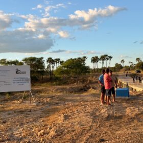 Mineiro e Divaneide entregam obra de pontilhão na comunidade Rio Velho, em Angicos