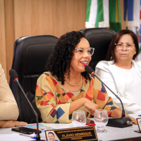 Divaneide Basílio destaca-se em pesquisa espontânea como a única mulher citada nas primeiras posições