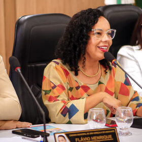 Divaneide Basílio destaca-se em pesquisa espontânea como a única mulher citada nas primeiras posições